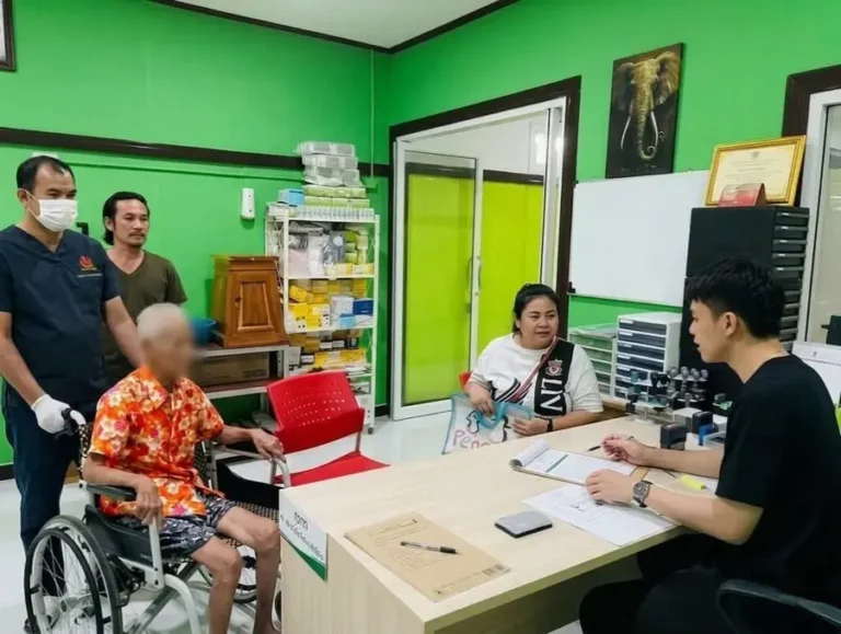 เจ้าหน้าที่ซักประวัติผู้ป่วยรายใหม่ในขั้นตอนการรับตัวผู้ป่วย