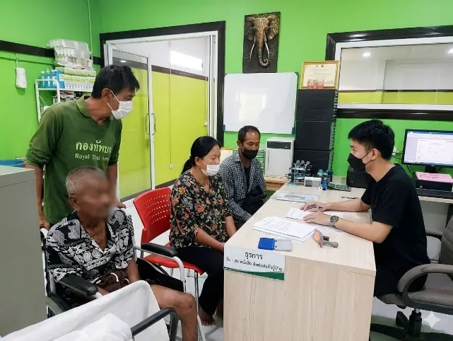 ครอบครัวพาผู้ป่วยมาลงทะเบียนรับตัวเข้าสถานชีวาภิบาล
