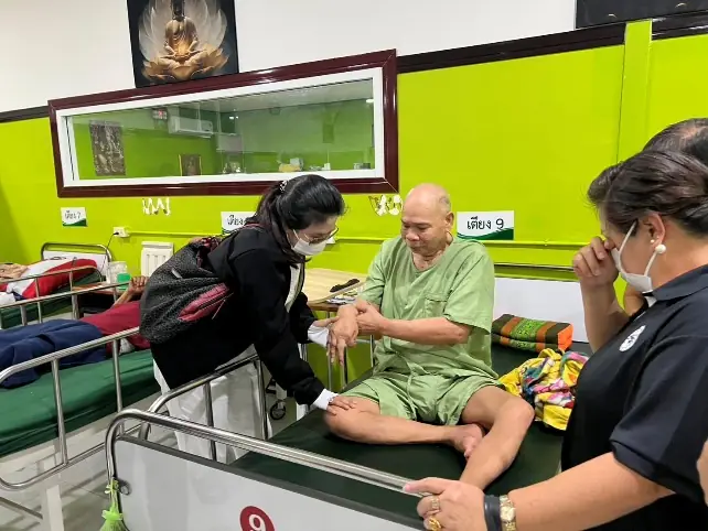 เจ้าหน้าที่และญาติดูแลผู้ป่วยติดเตียงอย่างใกล้ชิด