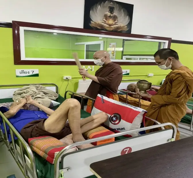พระสงฆ์เยี่ยมผู้ป่วยติดเตียงที่เตียงผู้ป่วย