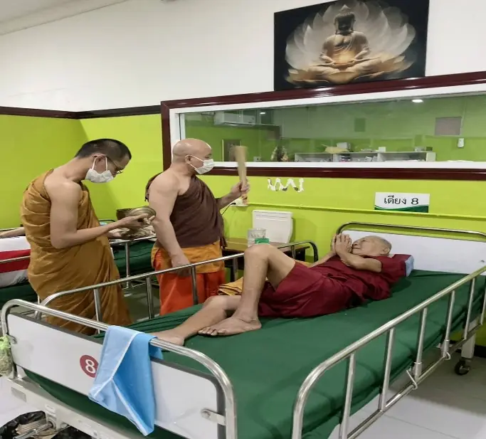 พระสงฆ์เยี่ยมอาการพระอาพาธในอาคารผู้ป่วย