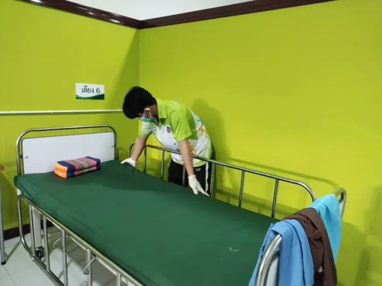 เจ้าหน้าที่ทำความสะอาดและจัดเตียงผู้ป่วย