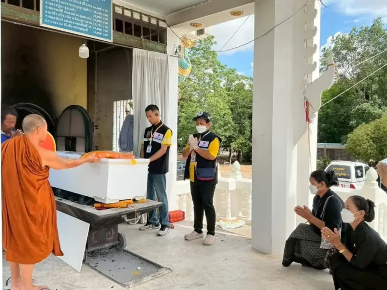 พระสงฆ์และเจ้าหน้าที่ประกอบพิธีฌาปนกิจผู้ป่วยไร้ญาติ
