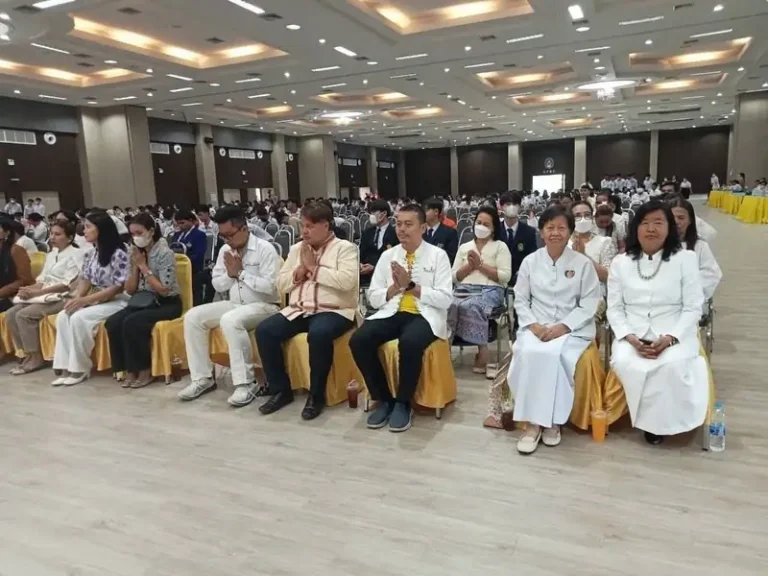 ผู้เข้าร่วมกิจกรรมส่งเสริมพระพุทธศาสนาในหอประชุม