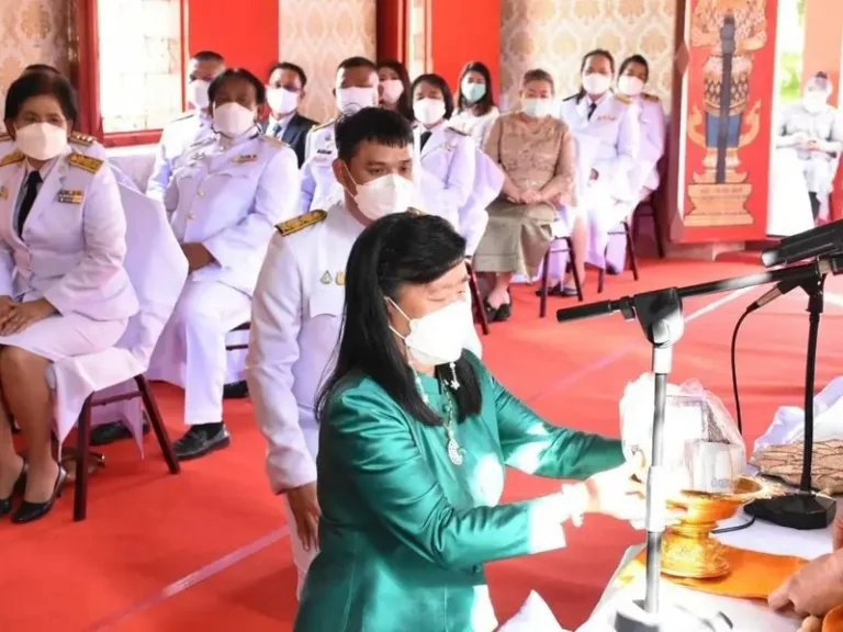 ข้าราชการในชุดปกติขาวร่วมพิธีทางพระพุทธศาสนา