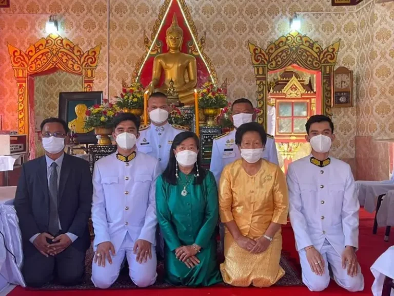 คณะผู้ร่วมพิธีถ่ายภาพหน้าพระประธานในอุโบสถ