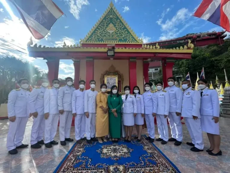 คณะผู้ร่วมงานบุญถ่ายภาพร่วมกันหน้าอุโบสถ
