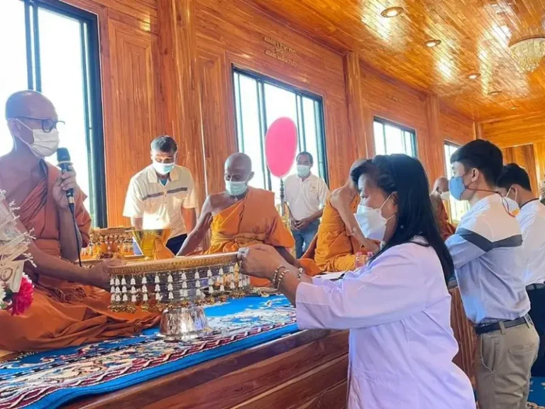 พระสงฆ์ประกอบพิธีและญาติโยมถวายเครื่องไทยธรรม