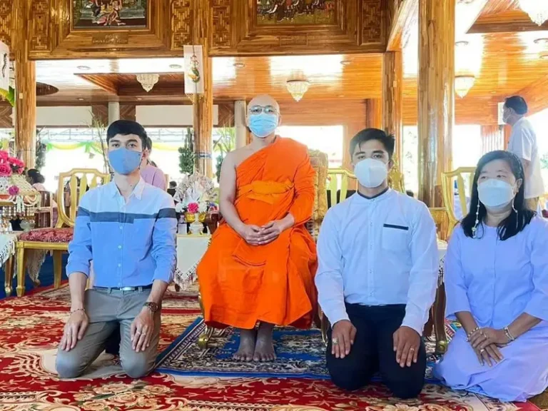 เยาวชนและพระสงฆ์ร่วมพิธีในศาลาวัด