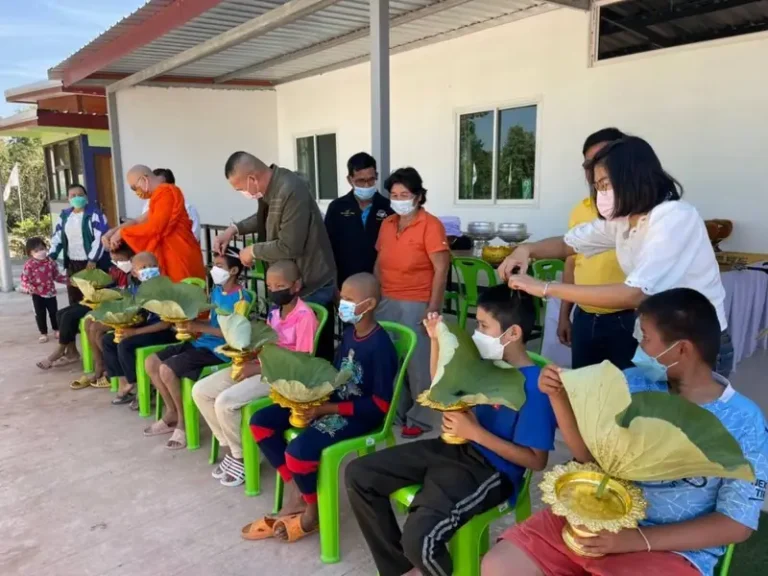 นักเรียนและชาวบ้านร่วมกิจกรรมทางพระพุทธศาสนาที่วัด