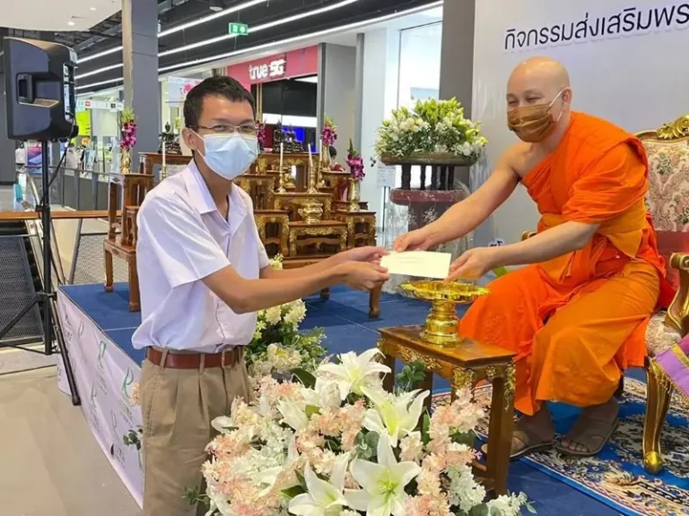 ผู้บริหารถวายเครื่องไทยธรรมในกิจกรรมส่งเสริมพระพุทธศาสนา