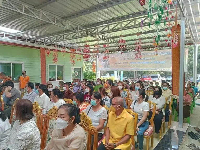 ญาติโยมร่วมพิธีทางพระพุทธศาสนาในศาลา