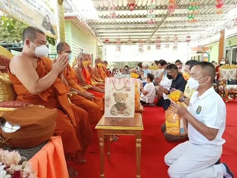 พระสงฆ์รับถวายเครื่องไทยธรรมจากญาติโยม