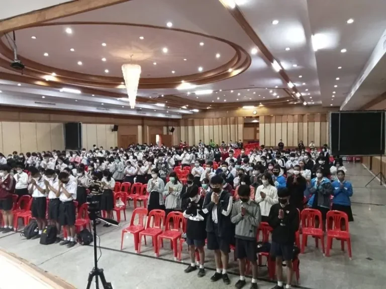 นักเรียนเข้าร่วมกิจกรรมส่งเสริมการศึกษาในหอประชุม