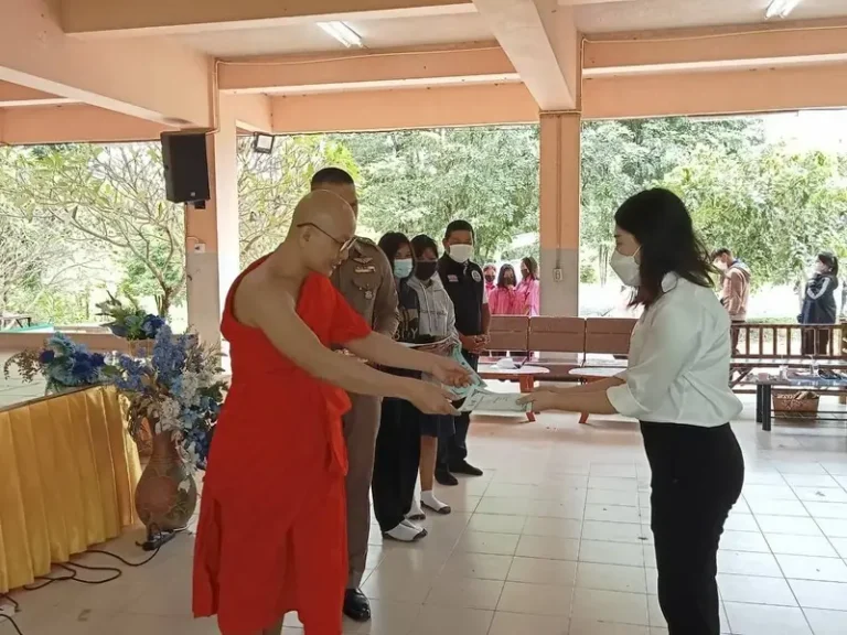 พระอาจารย์มอบทุนการศึกษาแก่นักเรียนหญิง