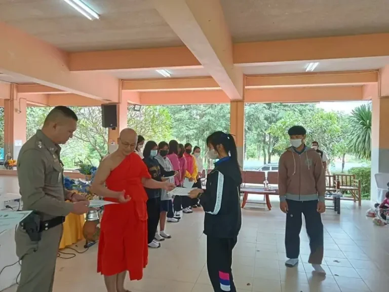 พระอาจารย์และตำรวจมอบทุนการศึกษาแก่นักเรียน