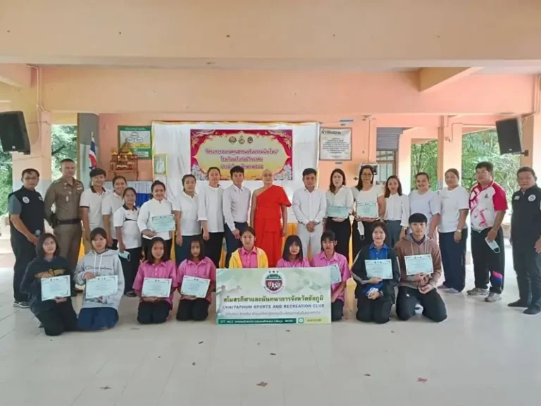 คณะครูและนักเรียนรับมอบทุนการศึกษา
