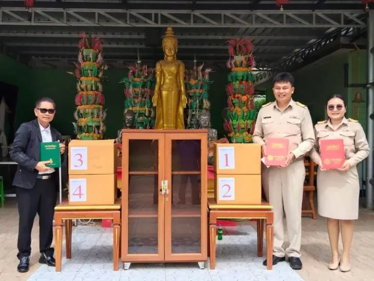 มอบตู้หนังสือและสื่อการเรียนรู้แก่โรงเรียน