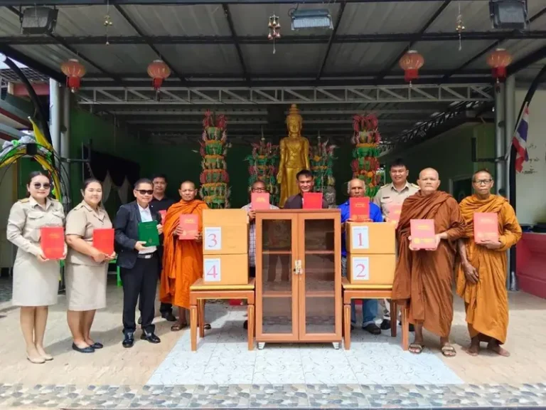 พระสงฆ์และครูร่วมมอบตู้หนังสือแก่โรงเรียน