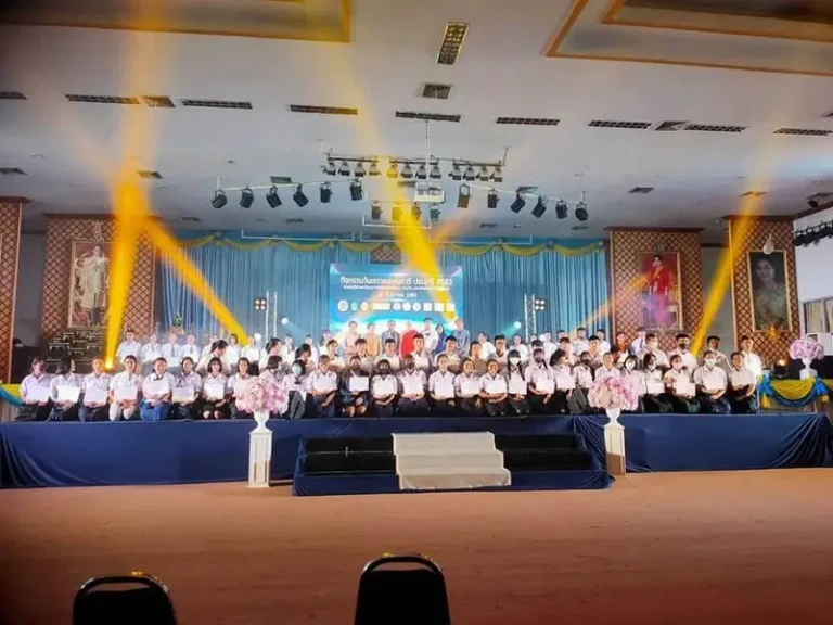 พิธีมอบเกียรติบัตรนักเรียนบนเวทีหอประชุม