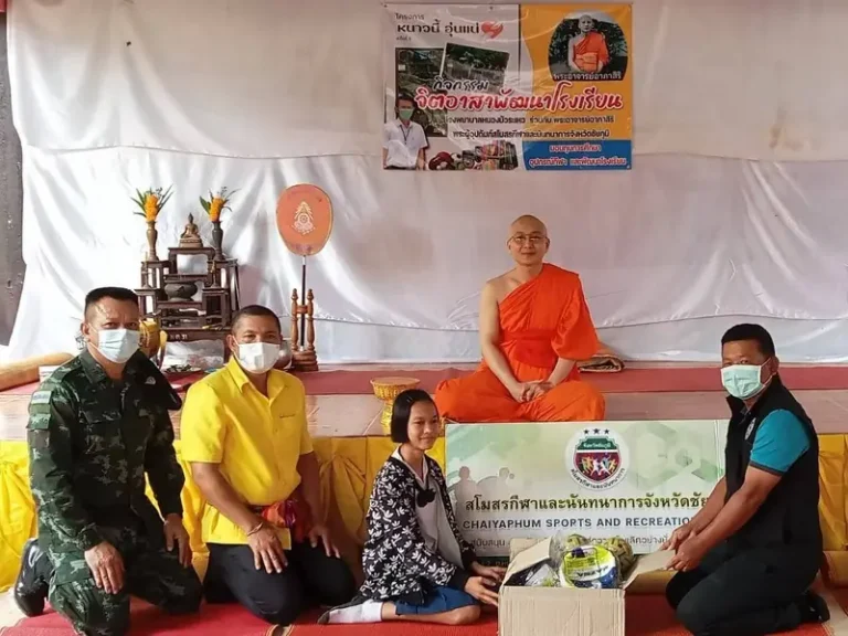 พระอาจารย์และผู้สนับสนุนมอบทุนการศึกษาแก่เยาวชน