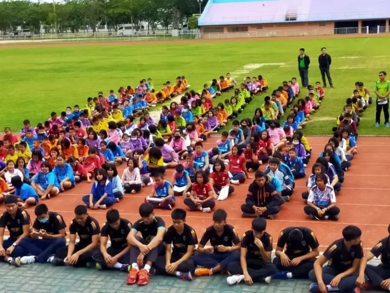 นักกีฬาเยาวชนรวมตัวในสนามกีฬาจังหวัดชัยภูมิ
