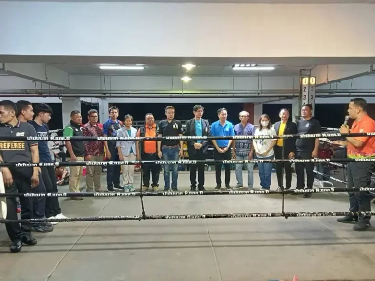 คณะผู้จัดการแข่งขันมวยเยาวชนบนเวที