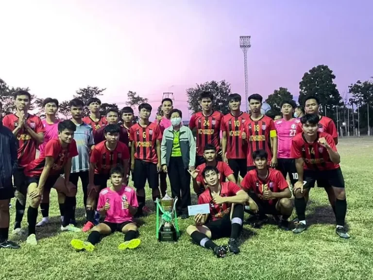 ทีมฟุตบอลเยาวชนฉลองถ้วยรางวัล