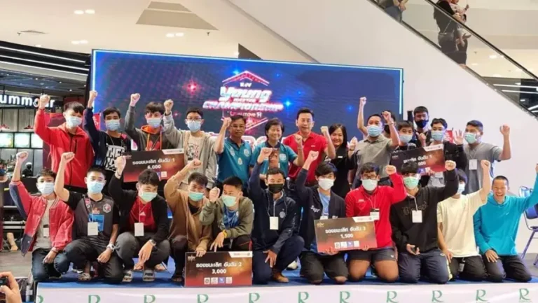 เยาวชนร่วมการแข่งขันอีสปอร์ต