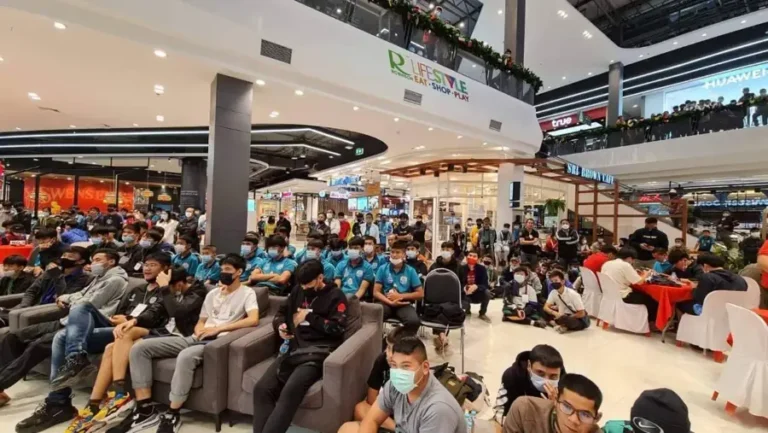 ผู้ชมการแข่งขันอีสปอร์ตเยาวชนในห้างสรรพสินค้า