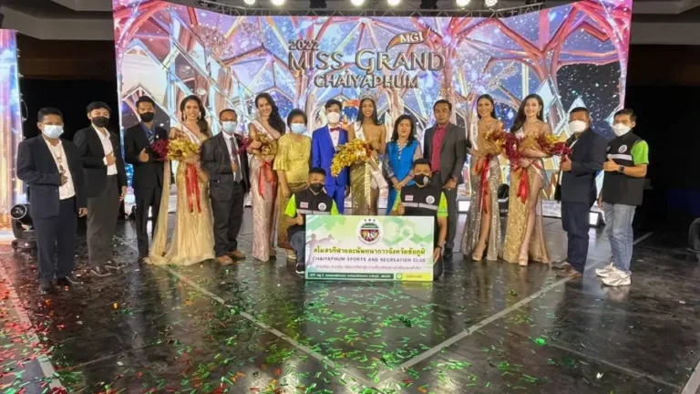 คณะผู้สนับสนุนร่วมถ่ายภาพบนเวที Miss Grand Chaiyaphum