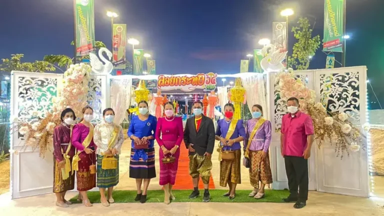 ผู้ร่วมงานในชุดไทยงานประเพณีลอยกระทง