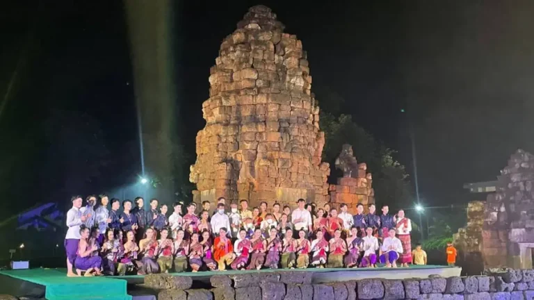 กิจกรรมส่งเสริมศิลปวัฒนธรรมหน้าปรางค์กู่ยามค่ำ