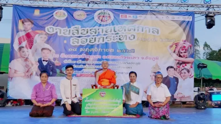 พระอาจารย์และคณะผู้จัดงานบนเวทีงานประเพณี