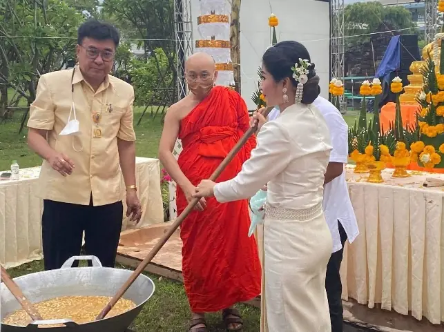 พระอาจารย์ร่วมกวนข้าวทิพย์ในงานประเพณี