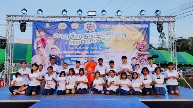 เยาวชนร่วมกิจกรรมบนเวทีงานประเพณี