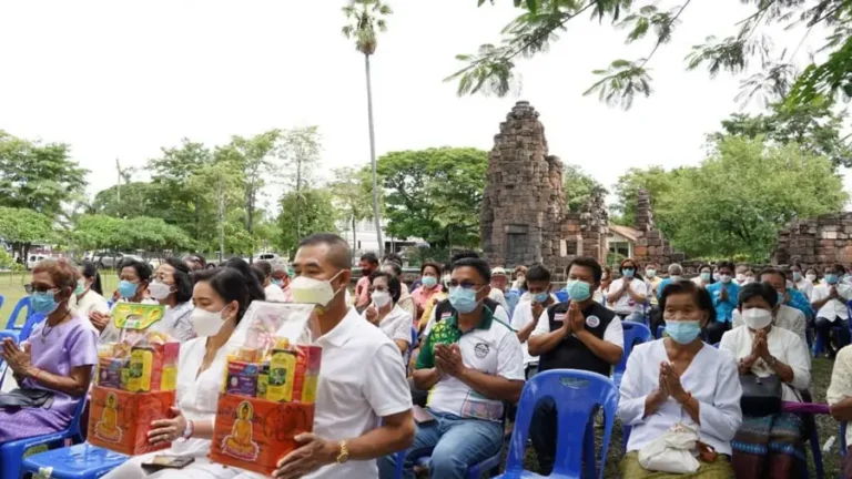 ชาวบ้านร่วมพิธีทางวัฒนธรรมหน้าปรางค์กู่