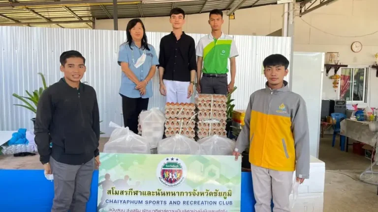 เยาวชนร่วมจัดเตรียมถุงยังชีพเพื่อช่วยเหลือประชาชน