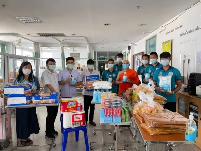 คณะจิตอาสามอบน้ำดื่มและสิ่งของแก่โรงพยาบาล