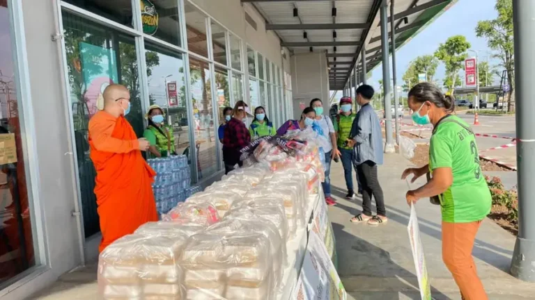 พระสงฆ์และจิตอาสาจัดเตรียมถุงยังชีพแจกประชาชน