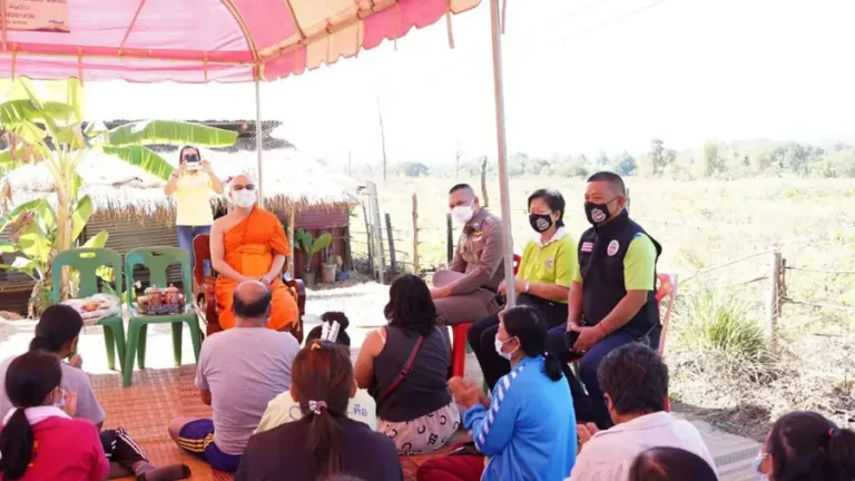 พระสงฆ์ลงพื้นที่ช่วยเหลือชาวบ้านในชุมชน