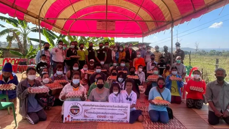 ชาวบ้านรับมอบสิ่งของช่วยเหลือจากสโมสรกีฬาและนันทนาการจังหวัดชัยภูมิ