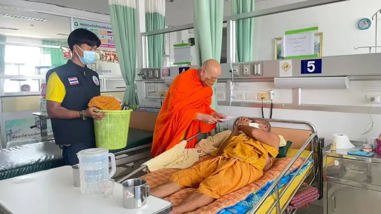 จิตอาสาดูแลพระสงฆ์อาพาธในโรงพยาบาล