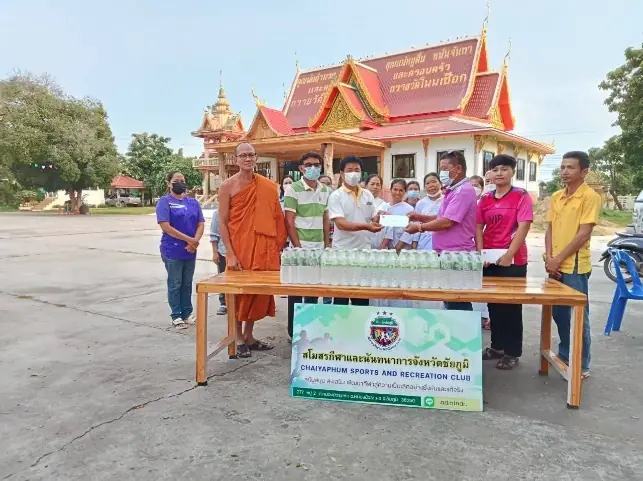 พระสงฆ์มอบน้ำดื่มและสิ่งของแก่ชาวบ้านหน้าศาลาวัด