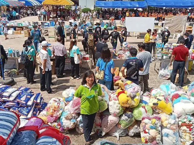 ชาวบ้านรับมอบผ้าห่มและสิ่งของช่วยเหลือ