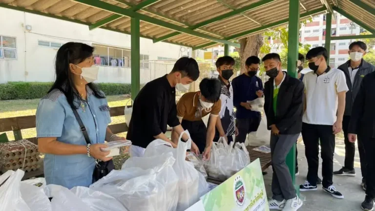 จิตอาสาจัดเตรียมสิ่งของช่วยเหลือประชาชน