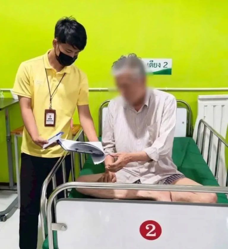 เจ้าหน้าที่พูดคุยให้กำลังใจผู้ป่วยบนเตียง