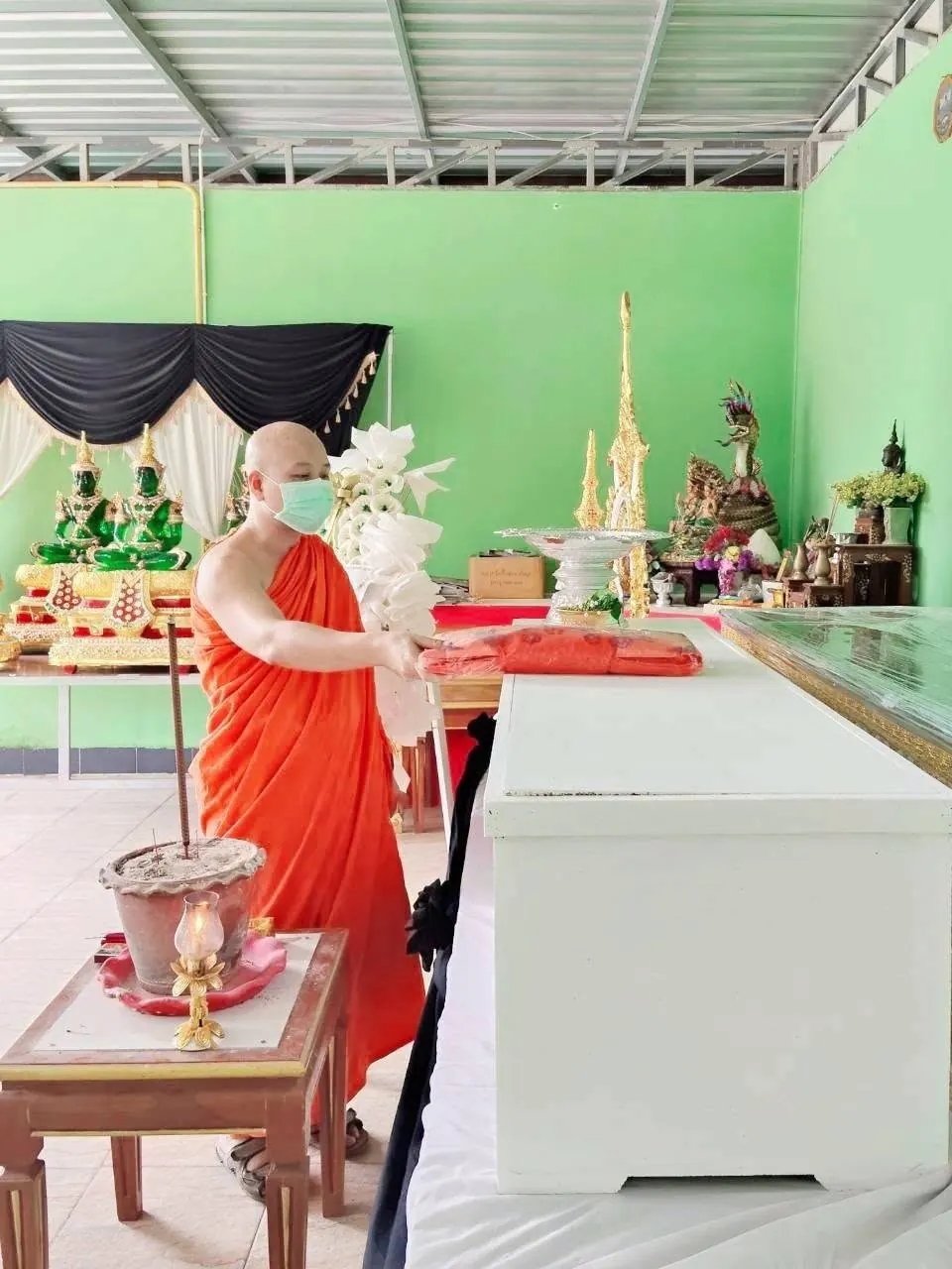 พระอาจารย์ประกอบพิธีทางพระพุทธศาสนา ณ ศาลาบำเพ็ญกุศล