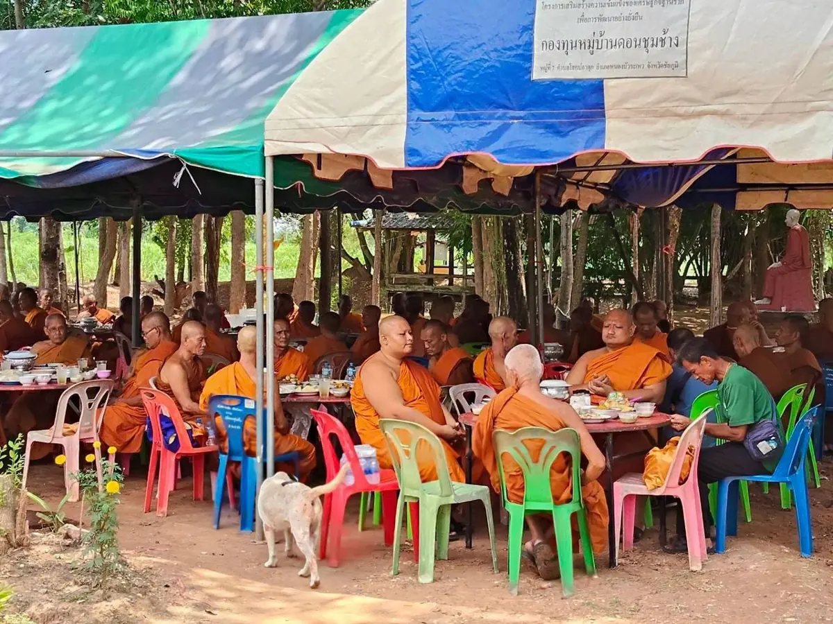 พระสงฆ์และชาวบ้านร่วมกิจกรรมทำบุญกลางแจ้งในชุมชน
