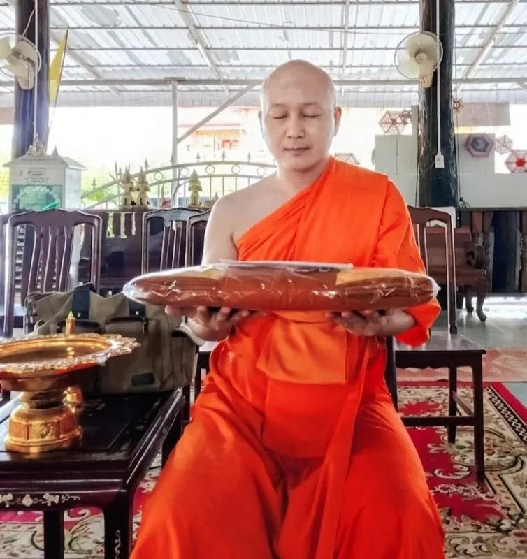 พระอาจารย์อาภาสิริรับการถวายเครื่องไทยธรรม